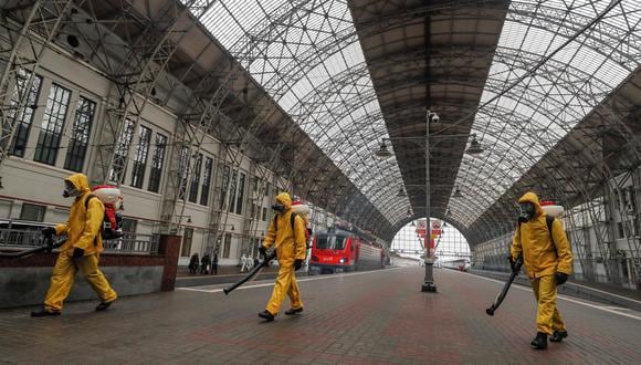 Trabajadores del Ministerio de Situaciones de Emergencia de Rusia desinfectan la estación de tren de Kievsky. (EFE / EPA / SERGEI ILNITSKY).