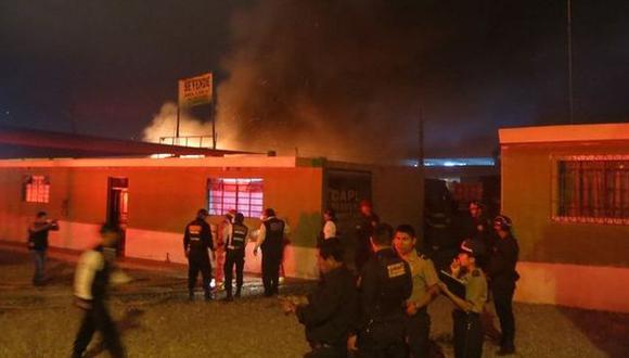 Tacna: Incendio en cochera informal dejó ocho automóviles convertidos en chatarra. (Foto: Diario Correo)