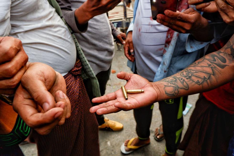 Al menos dos personas murieron este sábado por disparos de la policía en Mandalay, la segunda ciudad de Myanmar, durante una protesta contra la junta militar que tomó el poder en un golpe de Estado el pasado 1 de febrero, con lo que ya asciende a tres el número de víctimas mortales por la represión desde la asonada. (Texto: EFE / Foto: Reuters).