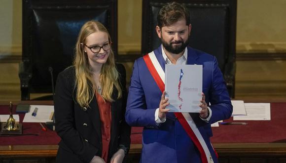NUEVO INTENTO. El presidente Gabriel Boric recibió de la presidenta del Consejo Constitucional, Beatriz Hevia, el segundo proyecto de Constitución para Chile (Foto: AP).