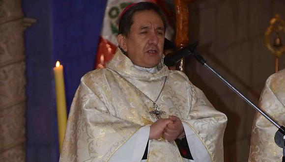 Obispo que jaló oreja a niño por sacarse hostia de la boca fue denunciado por agresión en Puno