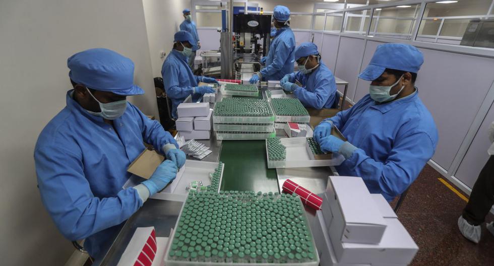 Imagen referencial. Los empleados empacan cajas que contienen viales de la vacuna contra el COVID-19 en el Serum Institute of India, Pune, India, el jueves 21 de enero de 2021. (AP/Rafiq Maqbool).