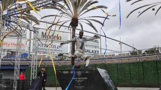 Beckham se emociona al descubrir su estatua en estadio del Galaxy
