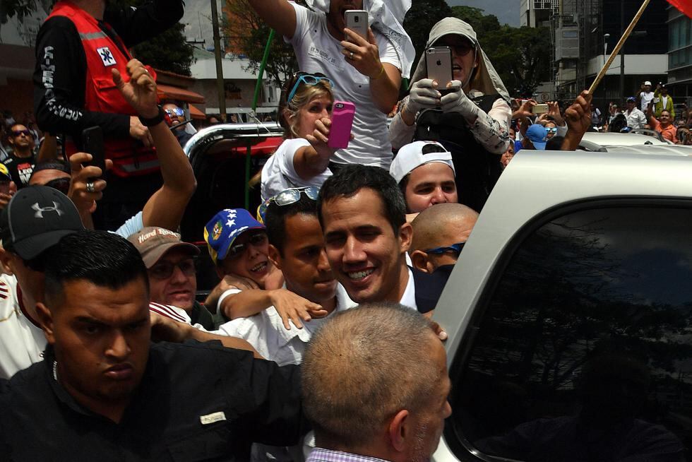 En medio de sus simpatizantes que lo esperaban en el aeropuerto internacional de Maiquetía Simón Bolívar, Guaidó habló para la prensa e indicó que había regresado "para seguir por su lucha por Venezuela".  (AFP)