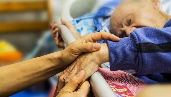 Los cuidados paliativos pueden brindarse al mismo tiempo que los tratamientos destinados para curar o tratar la enfermedad