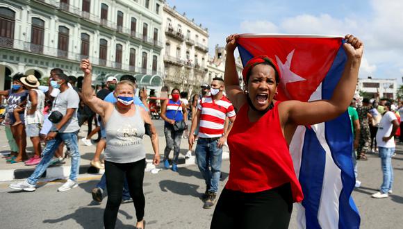 Personas manifiestan su apoyo al gobierno cubano en una calle en La Habana (Cuba). EFE