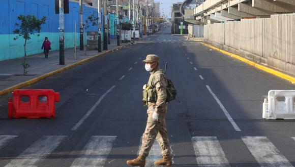 Las calles lucen vacías los domingos, pero los militares y policías continúan con su labor. | Foto: GEC