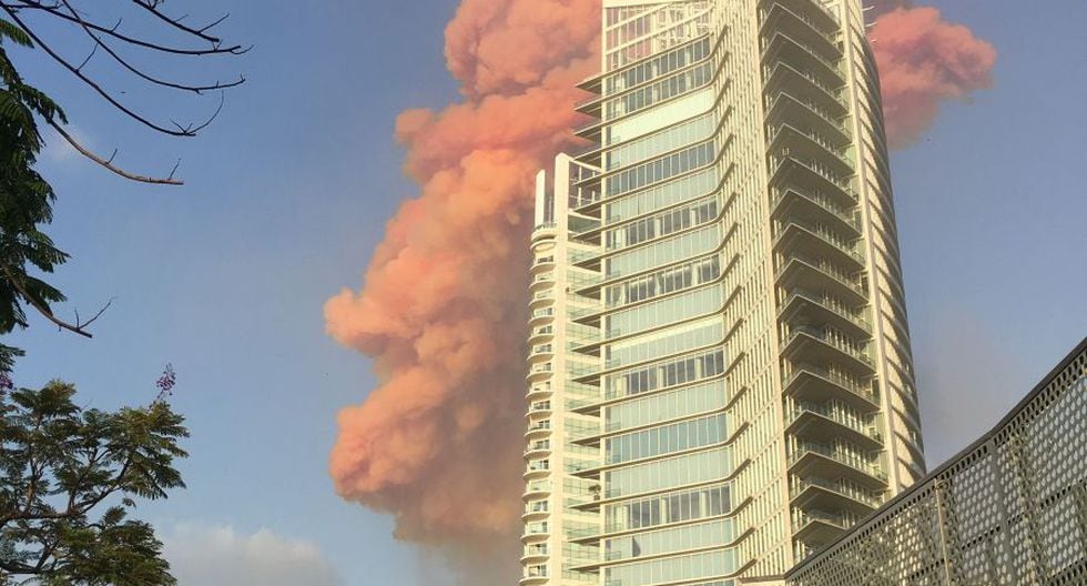 Una enorme columna de humo anaranjado se eleva sobre Beirut tras la explosión. (Foto: Bassem EL HAGE / AFP).