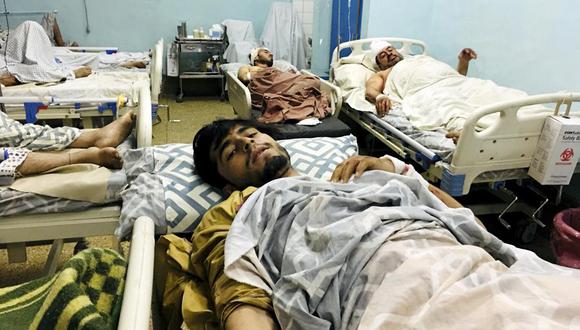 Afganos heridos yacen en una cama en un hospital después de una explosión mortal afuera del aeropuerto en Kabul, Afganistán, el jueves 26 de agosto de 2021. (Foto AP / Mohammad Asif Khan).