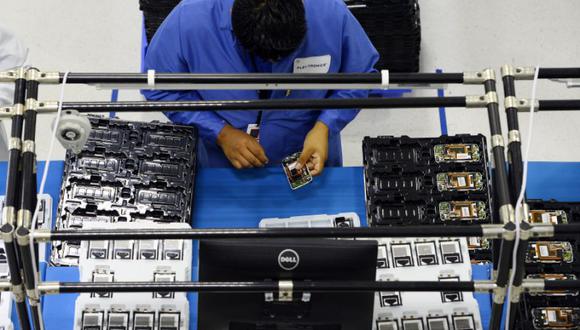 Montaje de teléfonos móviles en una fábrica. (Foto: EFE)