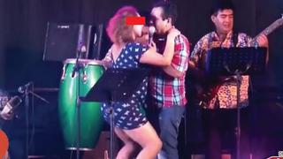Facebook: Tony Rosado se propasó con mujer y le alzó el vestido en pleno concierto [VIDEO]