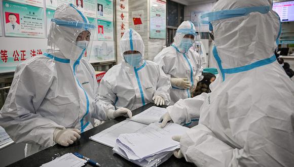Los miembros del personal médico que usan ropa protectora para ayudar a detener la propagación del coronavirus mortal que comenzó en Wuhan. (Foto: AFP)