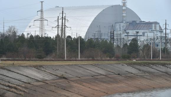 Esta foto de archivo tomada el 13 de abril de 2020 muestra la cúpula protectora gigante construida sobre el sarcófago que cubre el cuarto reactor destruido de la planta de energía nuclear de Chernobyl antes del próximo 35 aniversario del desastre nuclear de Chernobyl. (Foto: Sergei SUPINSKY / AFP)
