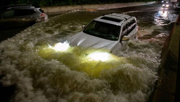 Una persona conduce un automóvil a través de una autopista inundada en Brooklyn, Nueva York, a principios del 2 de setiembre de 2021. (Ed JONES / AFP).
