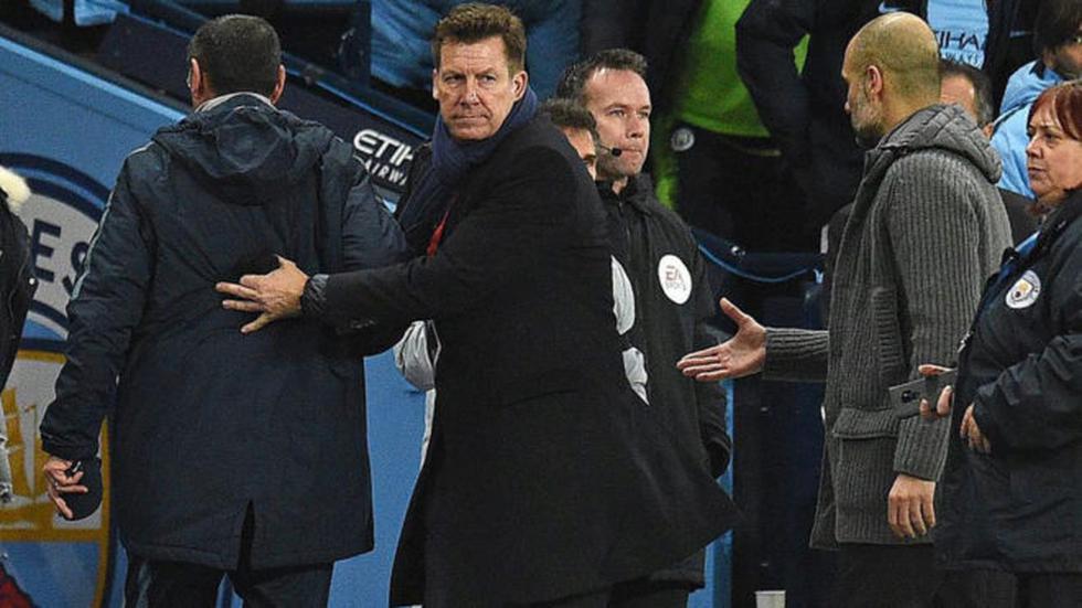 Josep Guardiola fue ignorado por Maurizio Sarri cuando iba a saludarlo. (AFP)