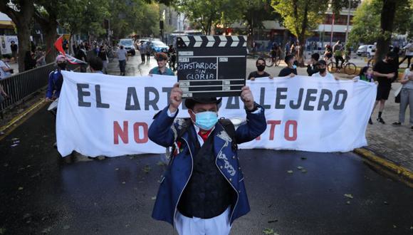 Más de un millar de personas protestaron en Santiago en repudio a la muerte del artista callejero.  (Foto: Reuters)