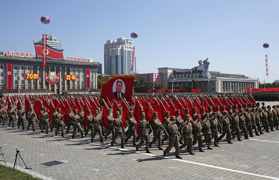 Aunque Corea del Norte realiza desfiles militares casi todos los años, y justo realizó uno en febrero pasado, el despliegue de hoy ocurrió en un momento particularmente delicado. (Foto: AP)