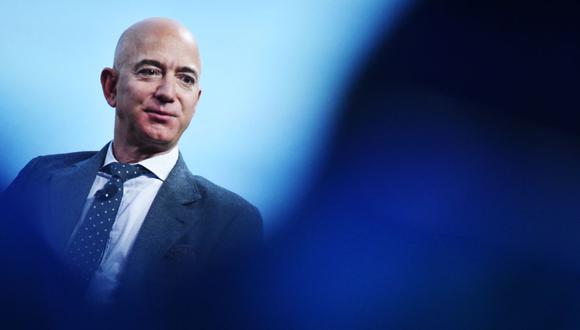 El hombre más rico del mundo, Jeff Bezos, es visto hablando en Washington, Estados Unidos, el 22 de octubre de 2019. (MANDEL NGAN / AFP).