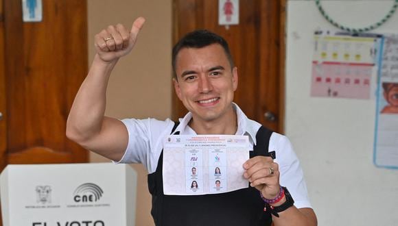 Daniel Noboa, muestra su boleta mientras vota en un colegio electoral en Olón, provincia de Santa Elena, Ecuador, el 15 de octubre de 2023 (Foto de MARCOS PIN / AFP)