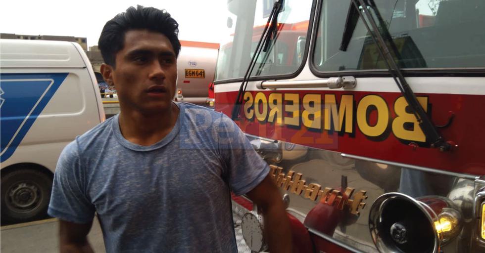 Edward Palomino pasaba por la zona cuando no lo pensó dos veces y entró con dos amigos a rescatar a las personas. (Álvaro Tréneman / Perú21)