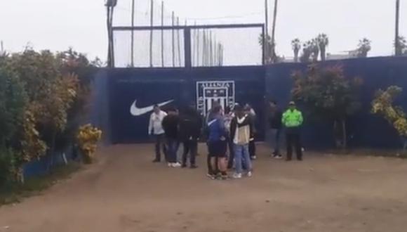 Barristas hablaron con los jugadores de Alianza Lima. (Foto: captura)