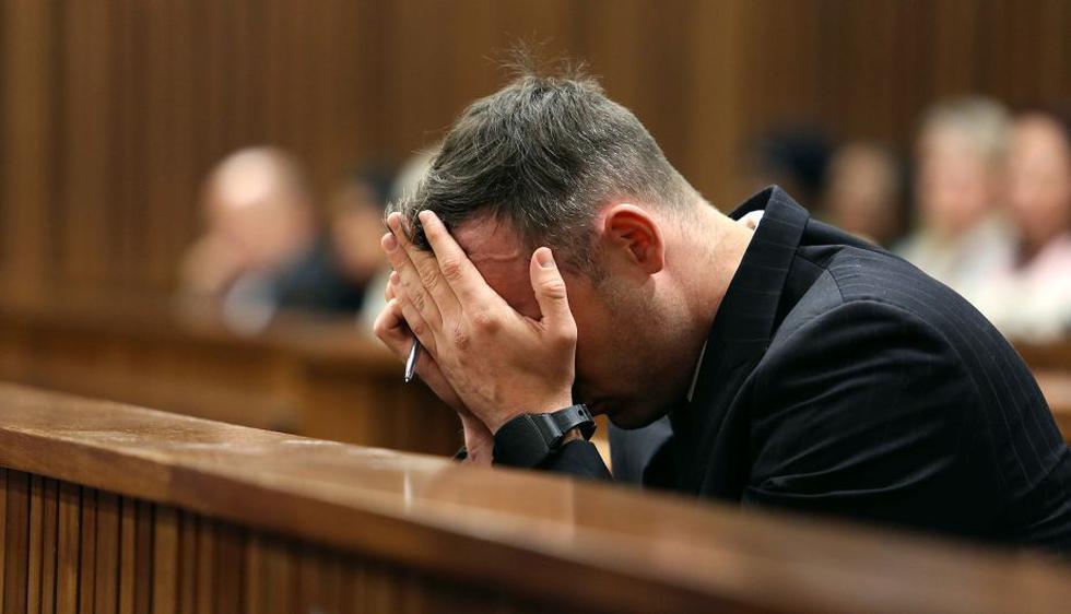 Oscar Pistorius anda sobre sus muñones ante la jueza para mostrar su vulnerabilidad. (Reuters)