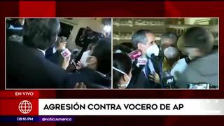 Congresista Ricardo Burga recibe puñetazo en el rostro en plena entrevista | VIDEO
