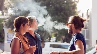 Fumar puede explicar por qué mueren más hombres que mujeres por COVID-19 en España 