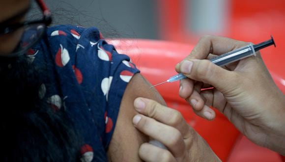 Para quienes no hayan recibido aún ninguna dosis, las agencias europeas recuerdan que la vacunación contra el COVID-19 sigue siendo la forma más eficaz de prevenir enfermedades graves durante la pandemia actual. (Foto: INDRANIL MUKHERJEE / AFP)