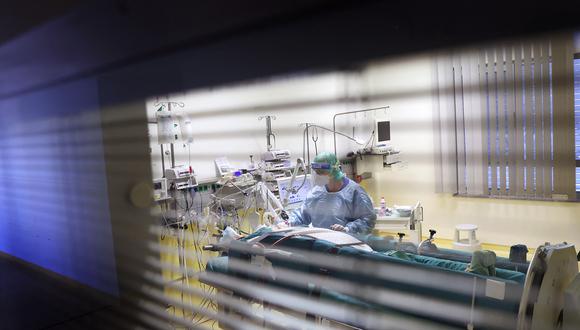 Los hospitales en ciertas regiones alemanas ya enfrentan “una sobrecarga aguda” que hace necesario el traslado de pacientes. (Foto: Ronny Hartmann / AFP)
