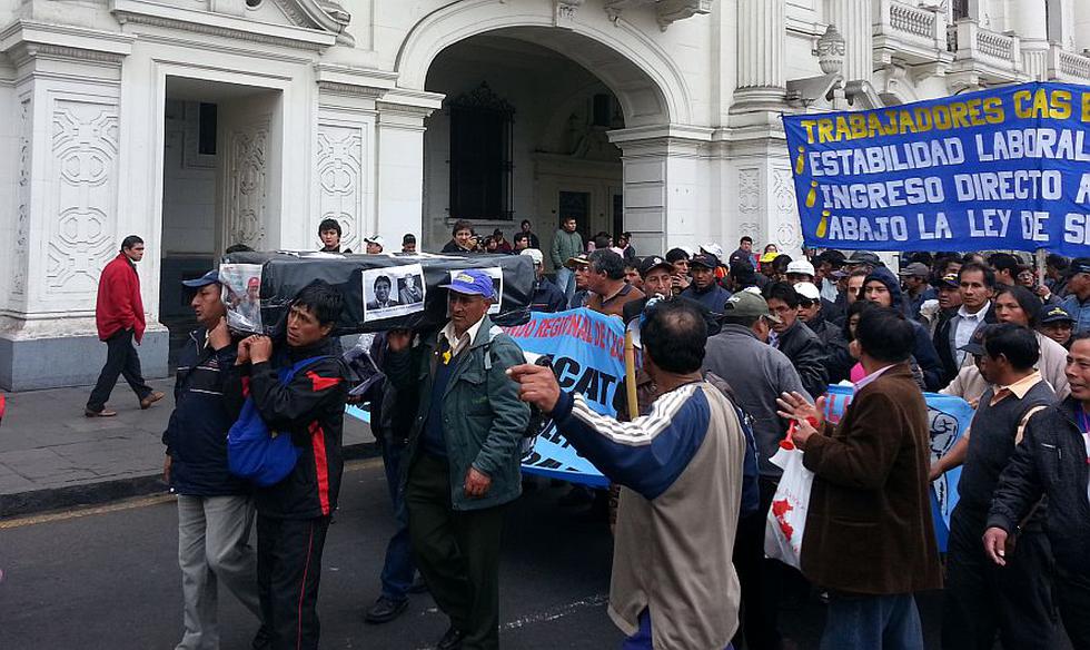 Los cientos de manifestantes llevan un ataúd con la foto del presidente Humala. (Shirley Ávila)