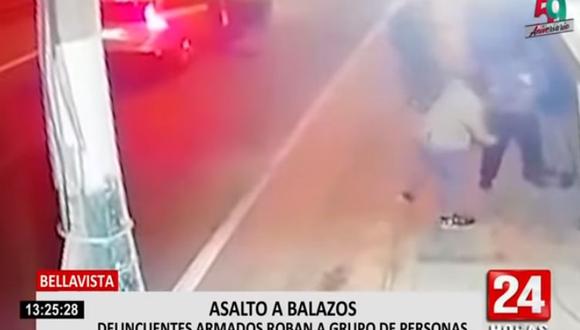 Una vez que cometieron el delito, los ladrones regresan al vehículo y huyen con rumbo desconocido. (Video: 24 horas)