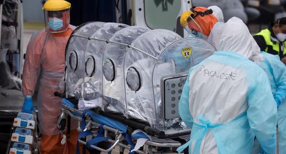 Imagen referencial. Personal sanitario de la Fuerza Aérea de Chile (FACH) e integrantes del Servicio de Atención Médica de Urgencia SAMU (de naranja) llevan a un avión a un paciente crítico de coronavirus COVID-19. (EFE/Alberto Valdés).