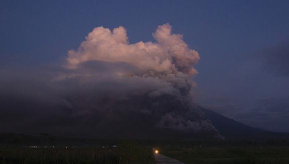 El monte Semeru arroja humo y cenizas en Lumajang el 4 de diciembre de 2022. (Foto de Agus Harianto / AFP)