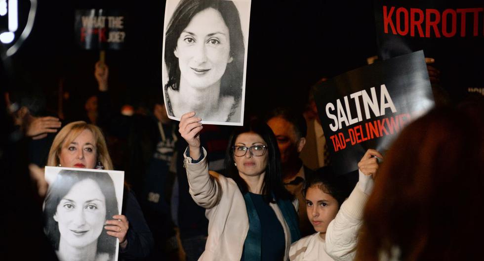 Un grupo de manifestantes sostienen pancartas e imágenes de la difunta periodista Daphne Caruana Galizia frente a la oficina del primer ministro de Malta, en Valletta. (AFP)