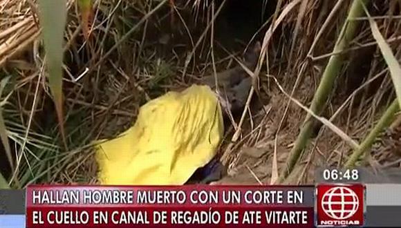 Hallan cadáver con rostro desfigurado en canal de regadío de San Juan en Ate Vitarte. (América Noticias)