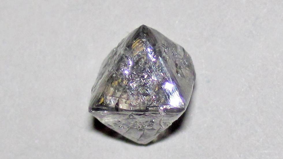 Un mineral cuyo registro indicaba que sólo podía ser hallado a más de 700 kilómetros de profundad de la superficie terrestre, fue localizado en el interior de un diamante, ubicado en una mina de Sudáfrica. (Flickr / James St. John)