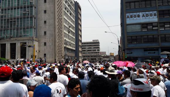 Unión de Galleros del Perú informó que más de 70 mil personas participan de movilización. (Foto:USI)