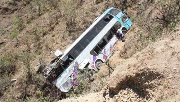 VIAJE FATAL. Ómnibus siniestrado se dirigía de Tarapoto a Chiclayo. Hay 15 heridos graves. (Nadia Quinteros)
