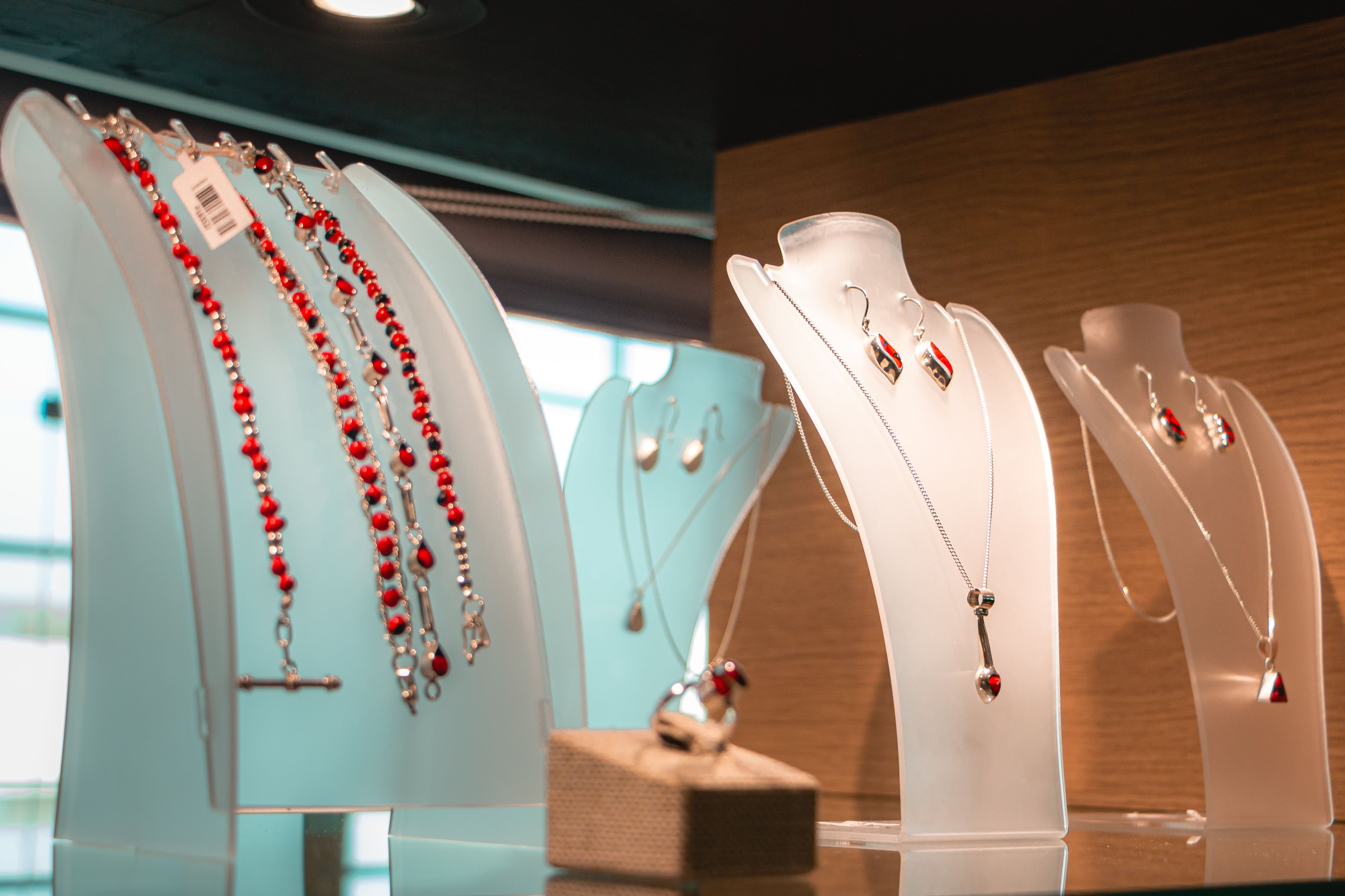 Tatiana Silva Lanchi, por su parte, lidera una empresa familiar dedicada a la confección de joyería en plata y acero que se fusiona con el colorido de huayruros y mantas andinas para convertirse en delicadas piezas representativas del arte peruano.