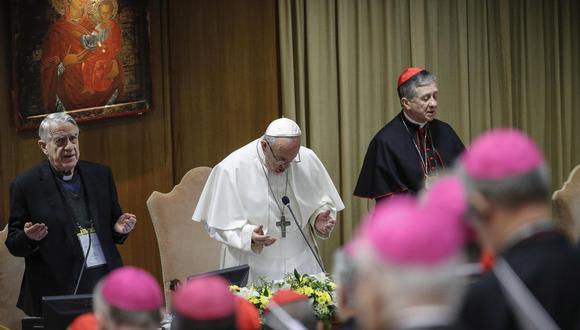 El papa Francisco reza al inicio de la segunda jornada de la reunión que se celebró en el Vaticano sobre los abusos a menores por parte del clero. (Foto: EFE)