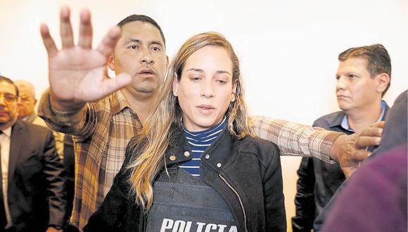 PROTEGIDA. Andrea González sale, ahora, con chaleco antibalas y bajo estricto resguardo.