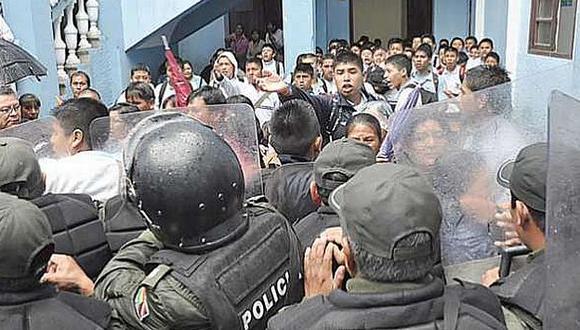 Los alumnos y sus familias se enfrentaron a la Policía durante protesta. (Internet)