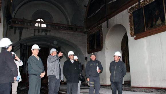El monseñor Richard Daniel Alarcón Urrutia revisa los daños en la iglesia de San Sebastián. (Andina)