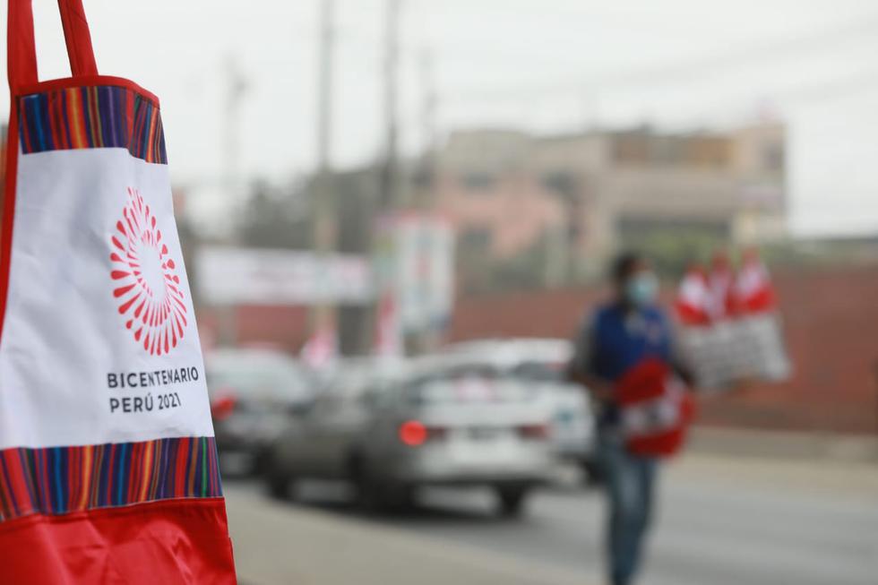 Las banderas tienen detalles para celebrar el Bicentenario del Perú. (Juan Ponce Valenzuela/GEC)