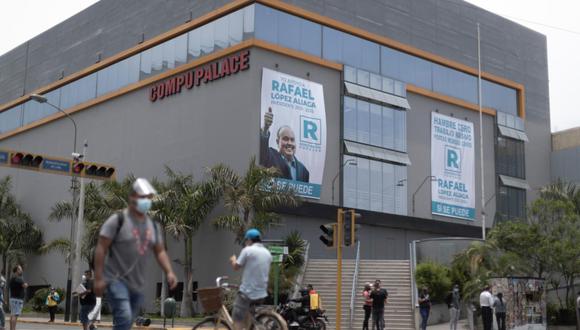 todo o nada. Compupalace, la galería de tecnología ubicada en Miraflores, también es parte de los negocios de López Aliaga. (Renzo Salazar/ GEC)