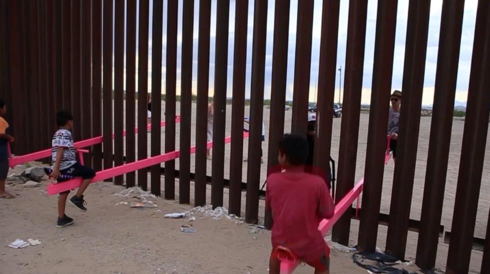 El 'sube y baja' de la frontera entre Estados Unidos y México instalado para unir personas (AFP)
