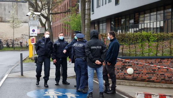 Los policías se paran frente a la clínica de atención Oberlin en Potsdam, en el este de Alemania, el 29 de abril de 2021, después de un ataque en el que fallecieron cuatro personas y una resultó gravemente herida. (Odd ANDERSEN / AFP)