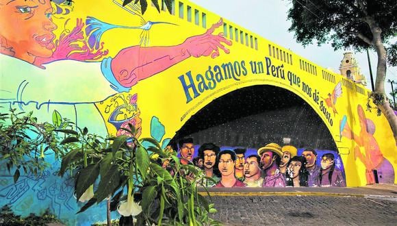 MONUMENTAL. El mural Hagamos un Perú que nos dé gusto, realizado por los artistas Adriana Hiromi y Jade Rivera, se ubica en el puente de la Av. San Martín, Barranco.