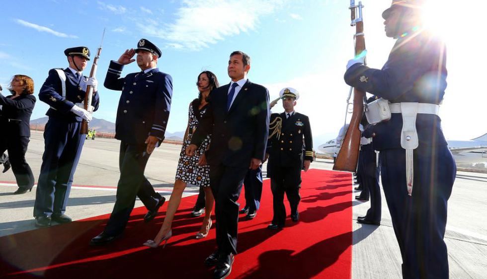 La primera dama rompió esta tarde el protocolo a su llegada a Chile junto al presidente Ollanta Humala para la ceremonia de asunción de mando de Michelle Bachelet. (Presidencia Perú)